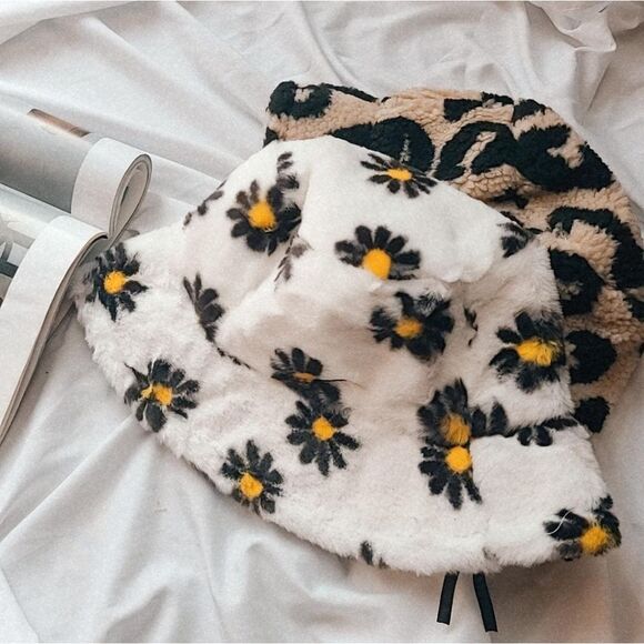 🆕️City Girl Collection// Daisy bucket hat - Picture 3 of 3